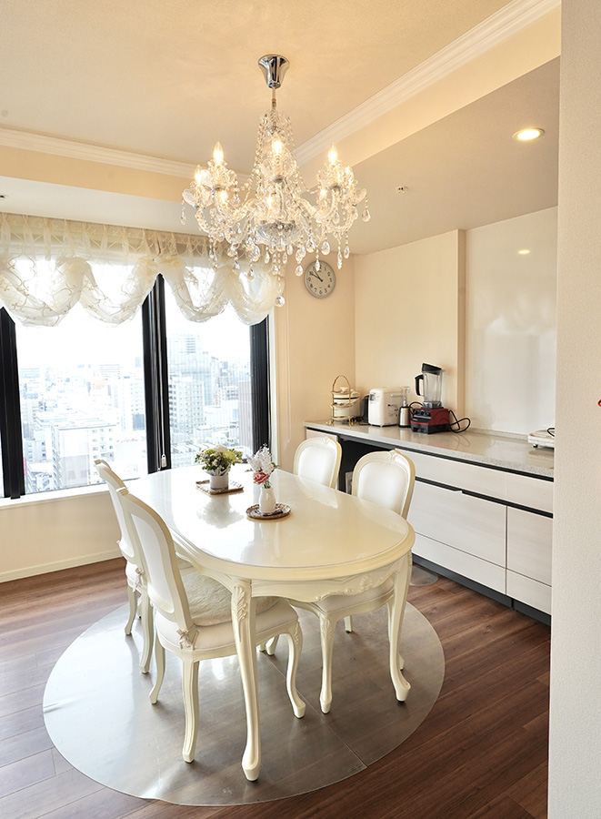 ロココ調ソファを配置したタワーマンションの明るいリビングインテリア 