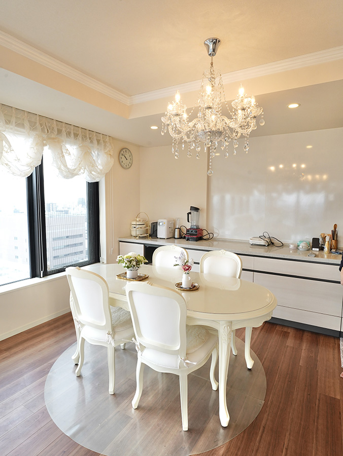 ロココ調ダイニングテーブルとチェアを設えたタワーマンションのダイニング空間 