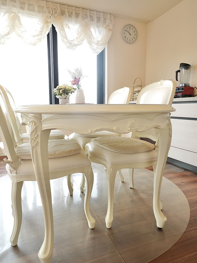 ロココ調家具の曲線美が際立つダイニングテーブル脚部のディテール 