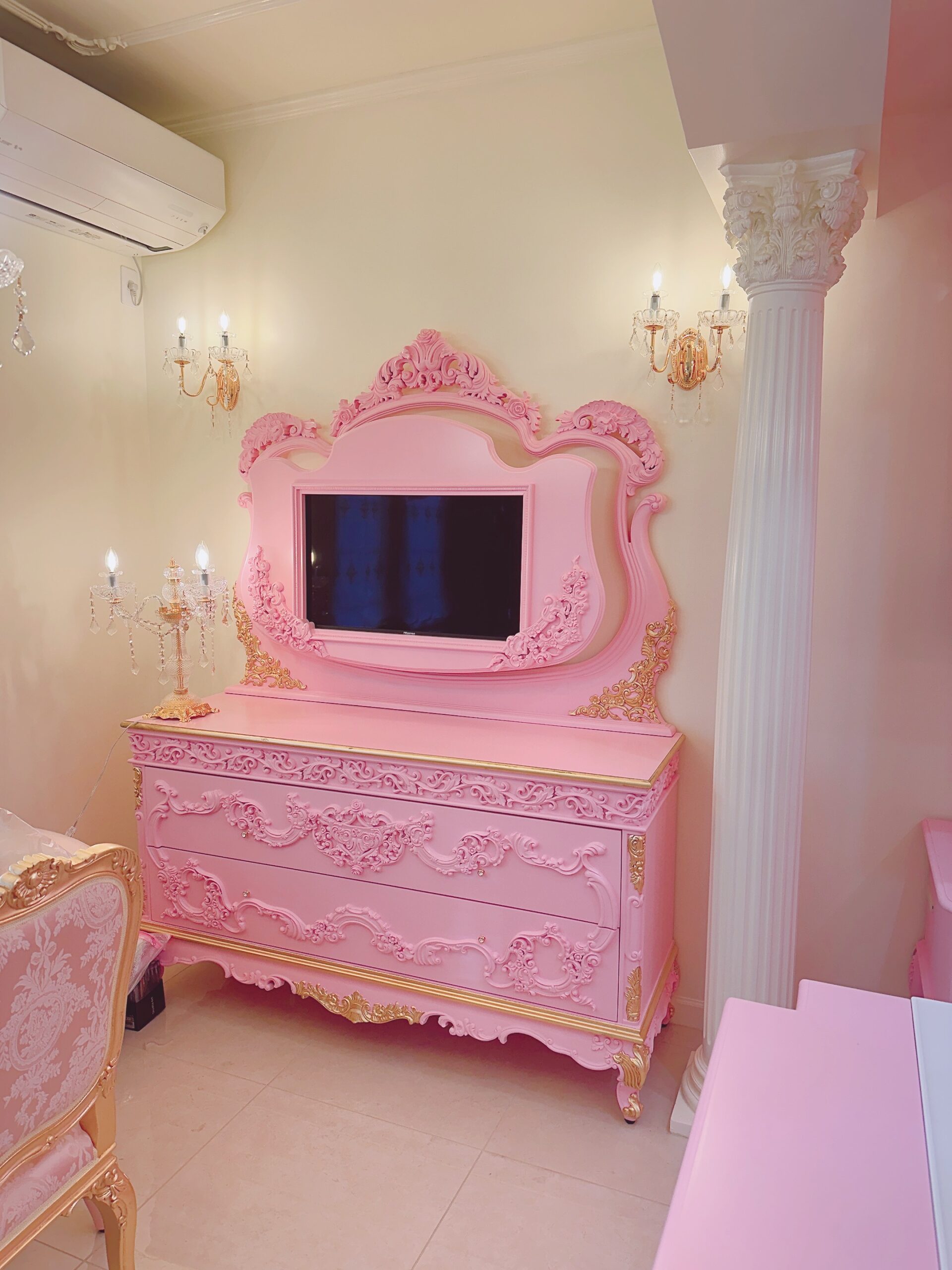 ピンクのロココ調テレビボードとチェスト オーダー家具 東京M邸ロココインテリア
