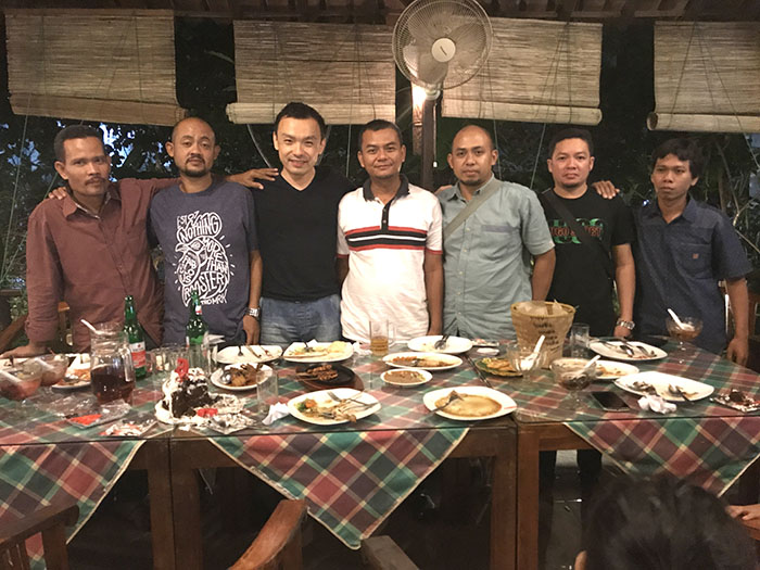 インドネシア家具工場スタッフとウエストハウスギャラリー杉山