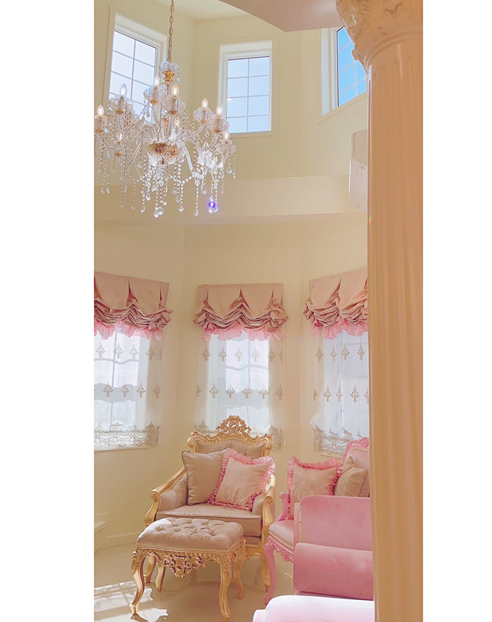 吹き抜け空間に輝くクリスタルシャンデリア ロココインテリア