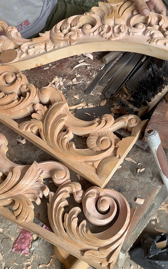 ロココ家具の手彫り装飾 インドネシアの家具職人