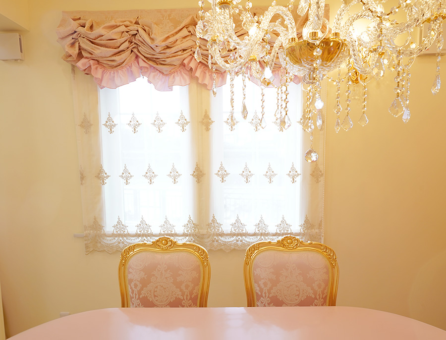 ロココスタイルの装飾カーテンとシャンデリア ダイニングインテリア 東京都M様邸