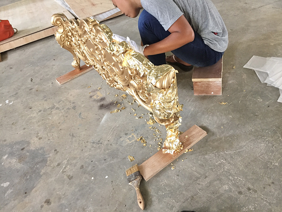 ロココベッドの金箔装飾 インドネシア工場の家具職人による手作業