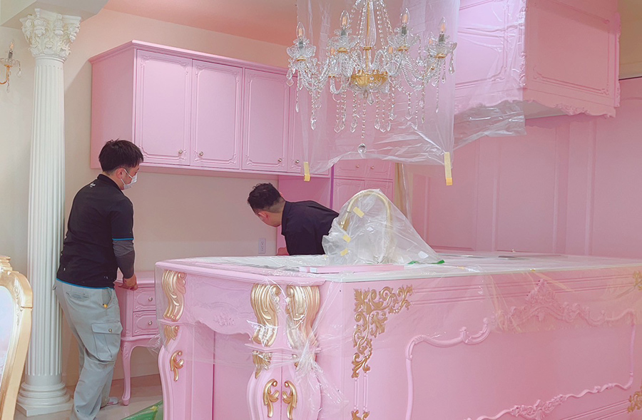 ロココキッチン家具の設置作業 クラシックインテリア施工