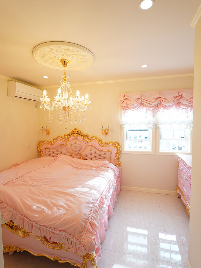 ロココ調ベッド ピンクとゴールドのクラシックベッドルーム 東京都M様邸