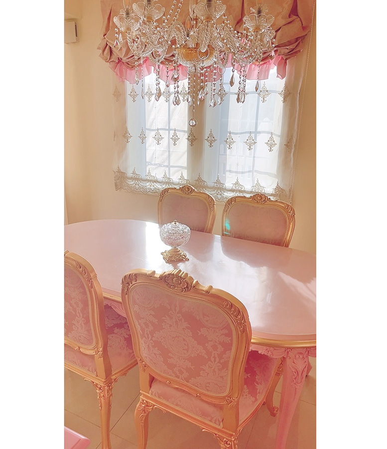 ロココ調ダイニングテーブルとチェア シャンデリアの輸入住宅インテリア 東京都M様邸