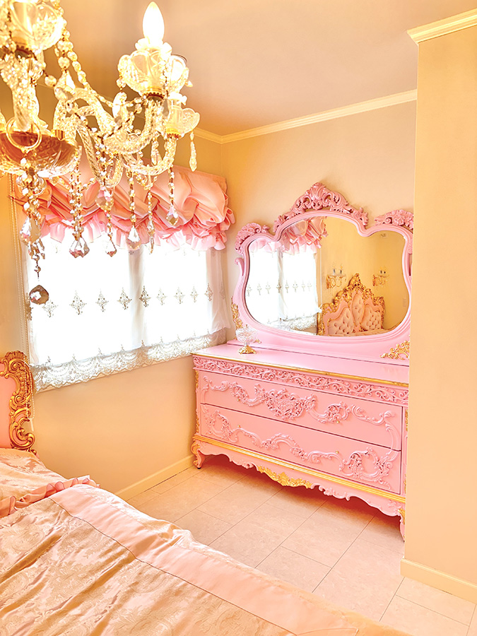 ロココ調 ピンクのドレッサーと三面鏡 シャンデリア 寝室インテリア事例