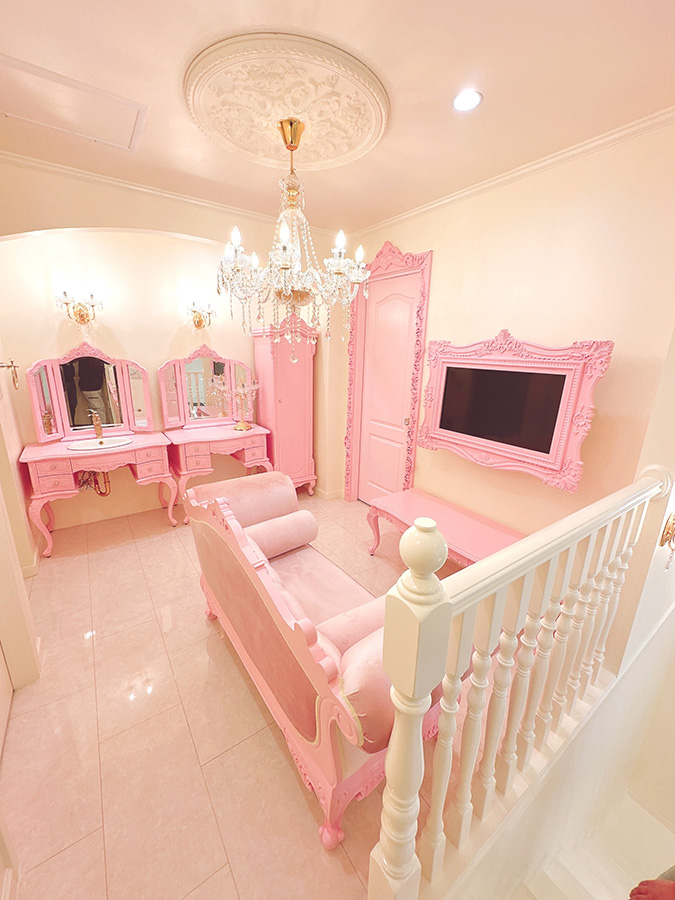 ロココ調ピンクインテリア 吹き抜けホールのシャンデリア空間 東京都M様邸