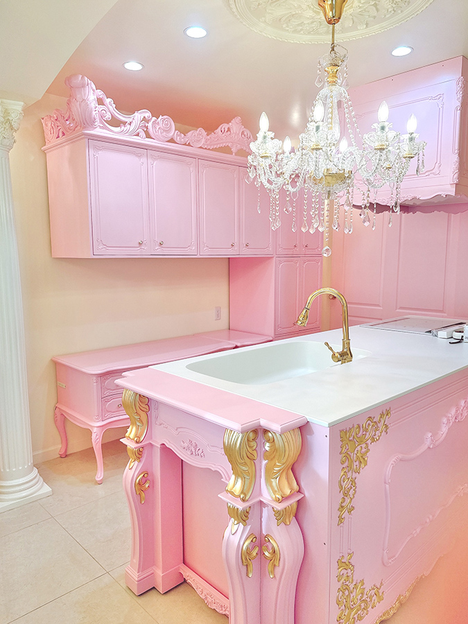 ロココ装飾のオーダーメイドキッチン ピンク家具