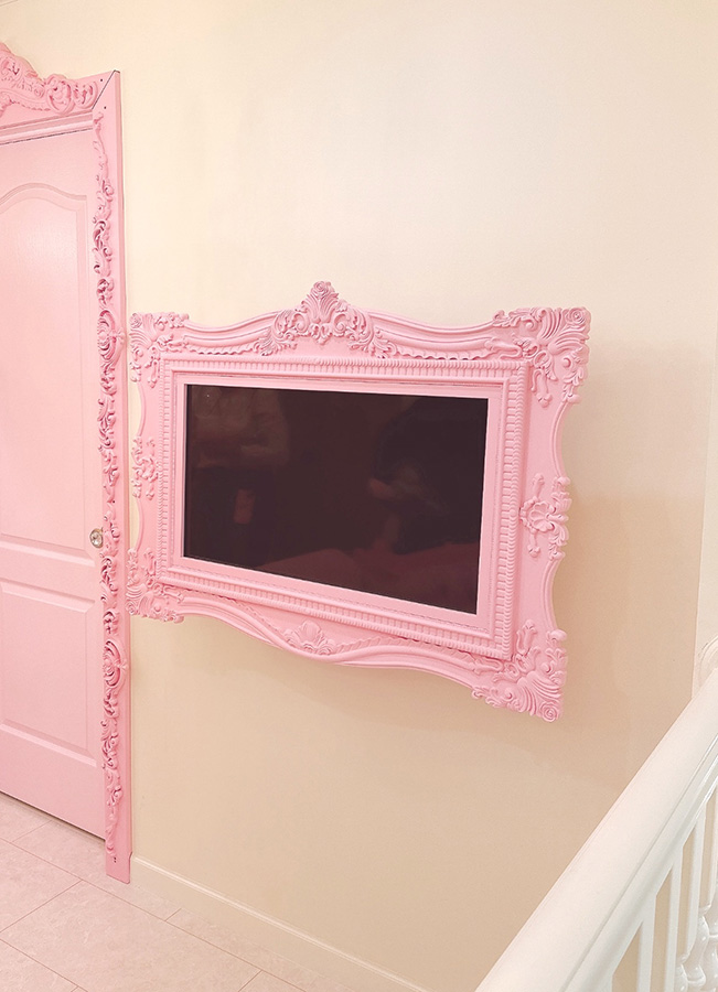 ロココ装飾テレビフレーム ピンクオーダー家具のクラシックインテリア