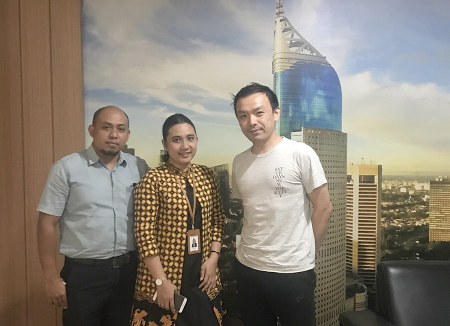 インドネシア現地取引銀行での商談 家具サプライヤースタッフ 資材調達と関係構築