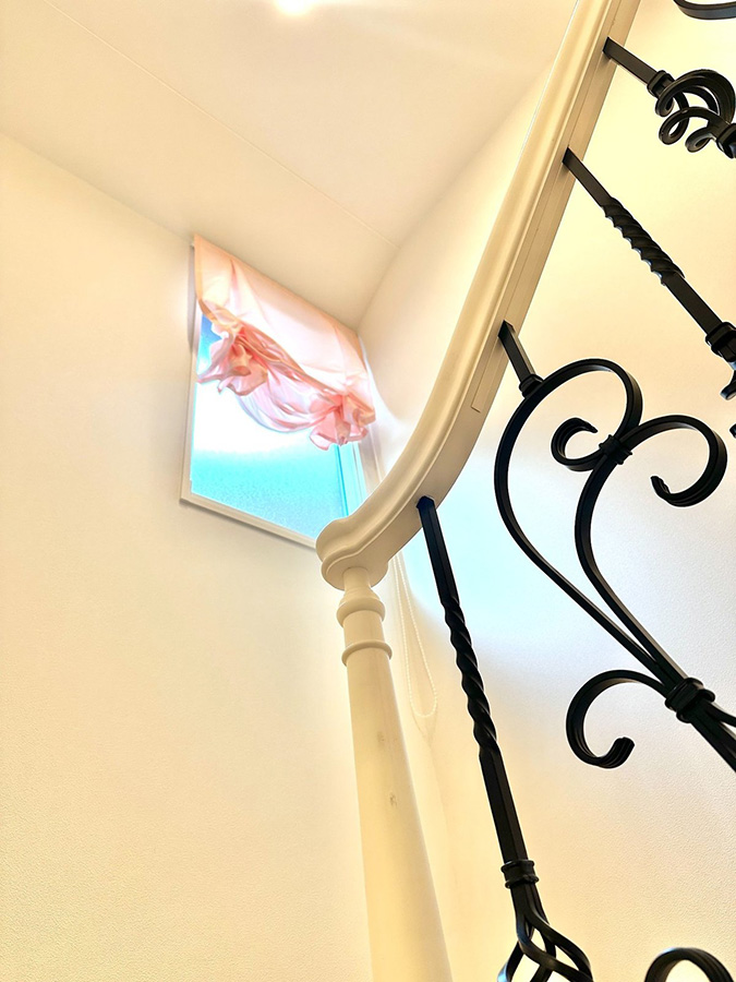 ロココ調小窓 シェードカーテン 階段ホール