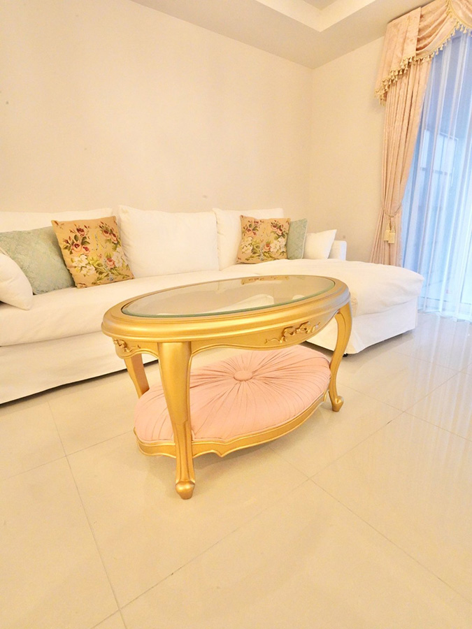 ロココ調リビング 白ソファ ゴールドテーブル 