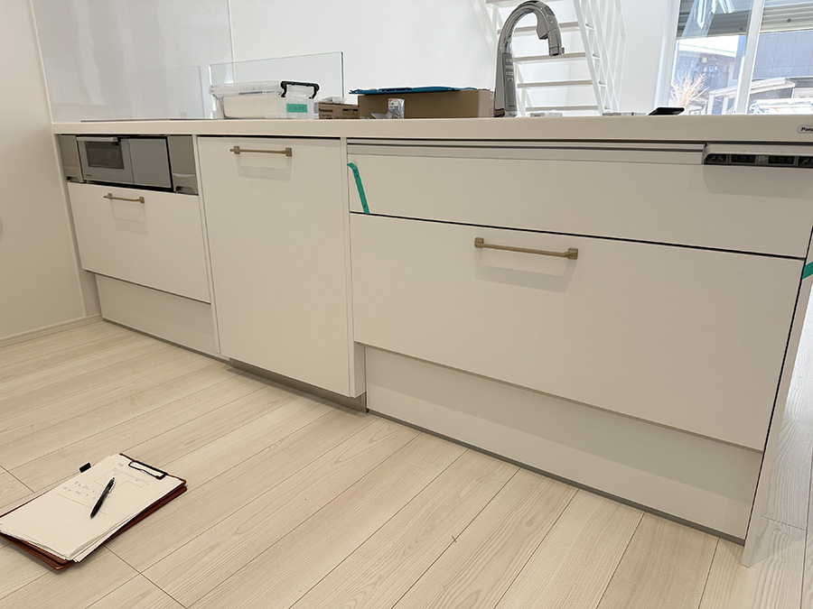 キッチン収納側の施工前。ロココ調建具パネル施工前の既製品キッチン。