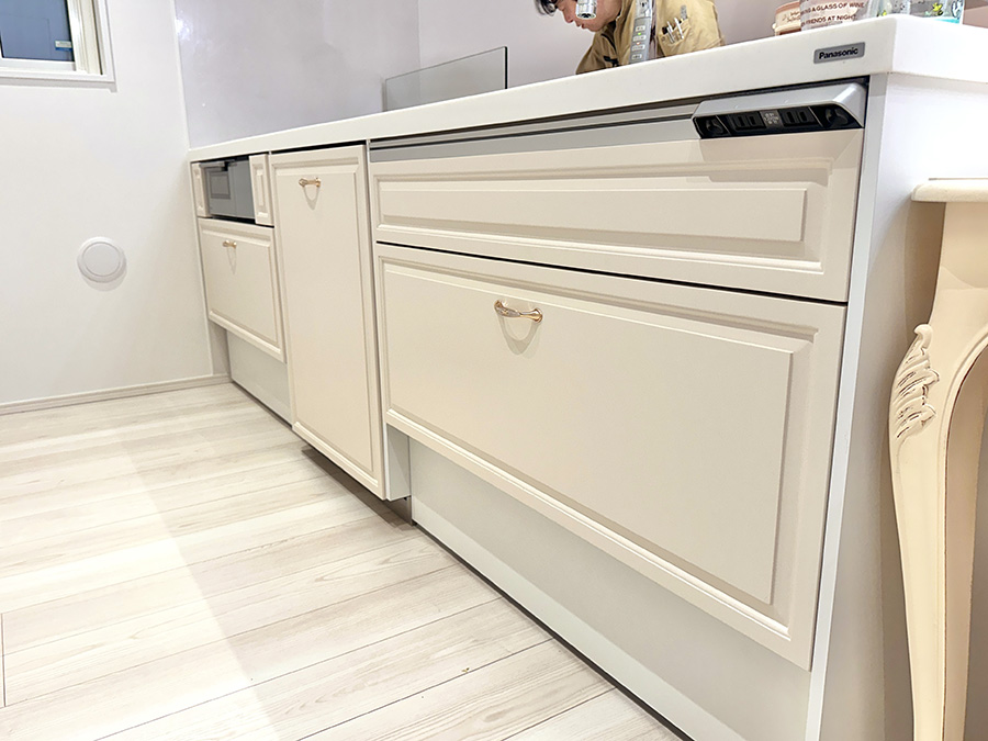 キッチン背面収納をロココ調パネルでリフォームしたオーダー建具施工事例。