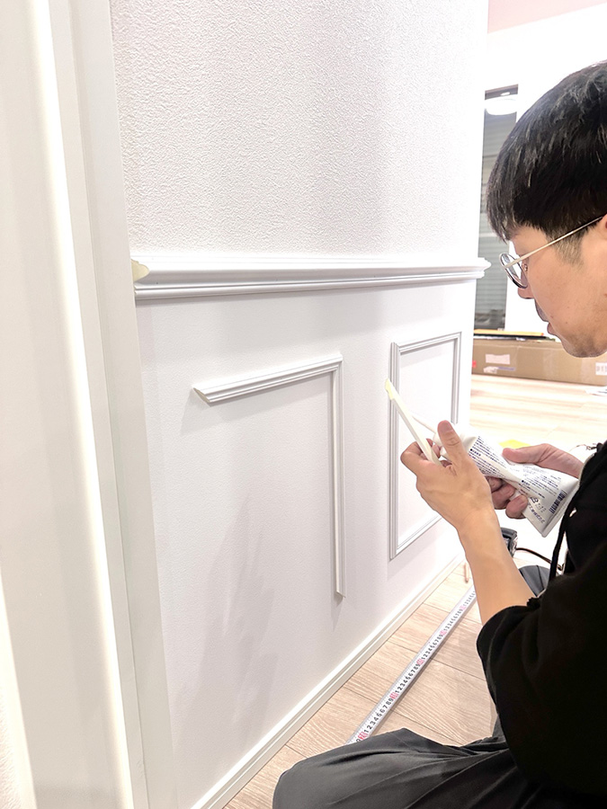 東京都H様邸で腰壁モールディングを施工する職人の作業風景